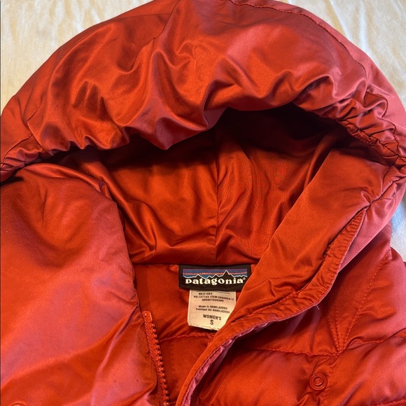 Patagonia Women’s Red Quilted Hooded Puffer Jacket , S , $43 - Picture 2 of 9